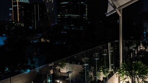 A rooftop terrace with outdoor seating, a pool, and a city view at night. - Hotel Cle Reforma Insurgentes (Mexico City)