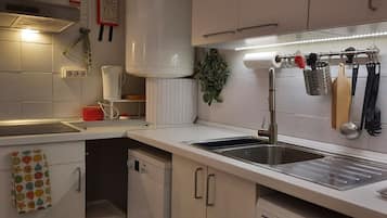 Refrigerador con freezer, microondas, placa de cocina, lavavajillas