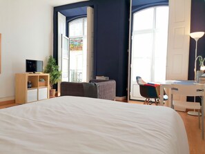 2 bedrooms, premium bedding, memory foam beds, individually decorated - Downtown Porto Spot (Porto)