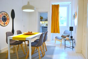 Full-size fridge, microwave, stovetop, dishwasher - Downtown Porto Spot (Porto)