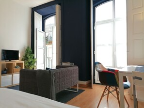 2 bedrooms, premium bedding, memory foam beds, individually decorated - Downtown Porto Spot (Porto)
