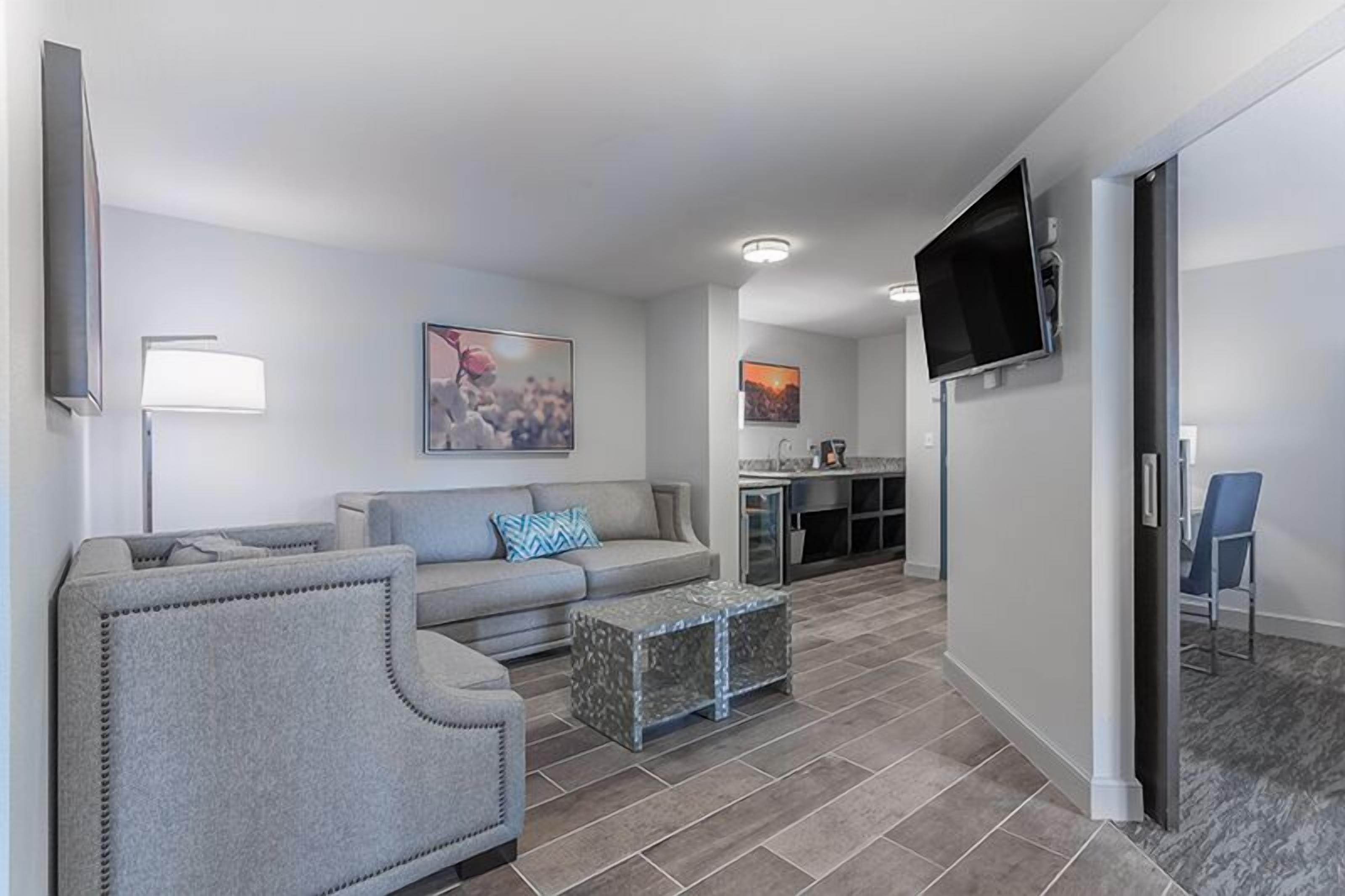 standard suite, 2 queen beds | living area