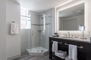 Standard Suite, 1 King Bed with Sofa bed | Bathroom | Shower, free toiletries, towels - Pioneer Pocket Hotel (Lubbock)