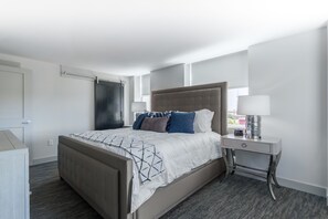 Suíte standard, 1 cama King e sofá-cama | 1 quarto, ferros/tábuas de passar roupa, Wi-Fi de cortesia