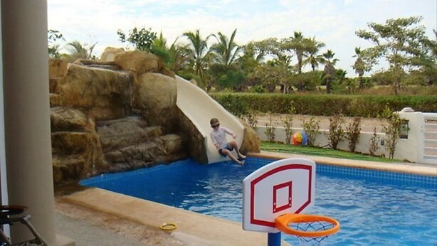 A swimming pool with a basketball hoop and a slide. - Casa Lin (Mazatlán)