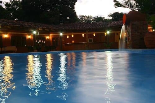 Piscina externa, guarda-sóis, espreguiçadeiras