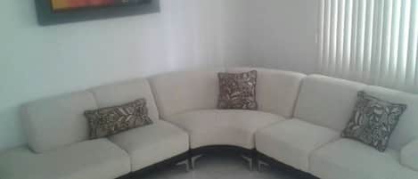 Nhà liên kế dành cho gia đình, 3 phòng ngủ | Phòng khách | TV màn hình phẳng