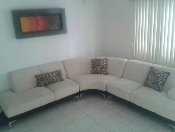 Familien-Stadtwohnung, 3 Schlafzimmer | Wohnzimmer | Flachbildfernseher