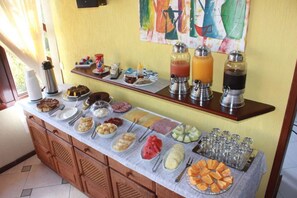 Free daily buffet breakfast - Pousada dos Atobás (Arraial do Cabo)