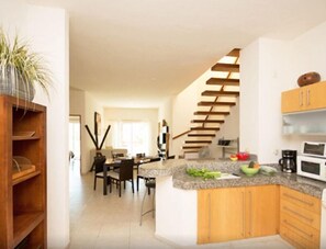 Caja de seguridad en la habitación y escritorio 