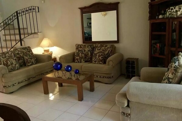 Familjelägenhet - 2 sovrum | Vardagsrum | Platt-tv