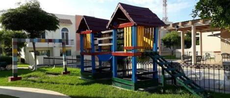 Área de juegos infantiles al aire libre