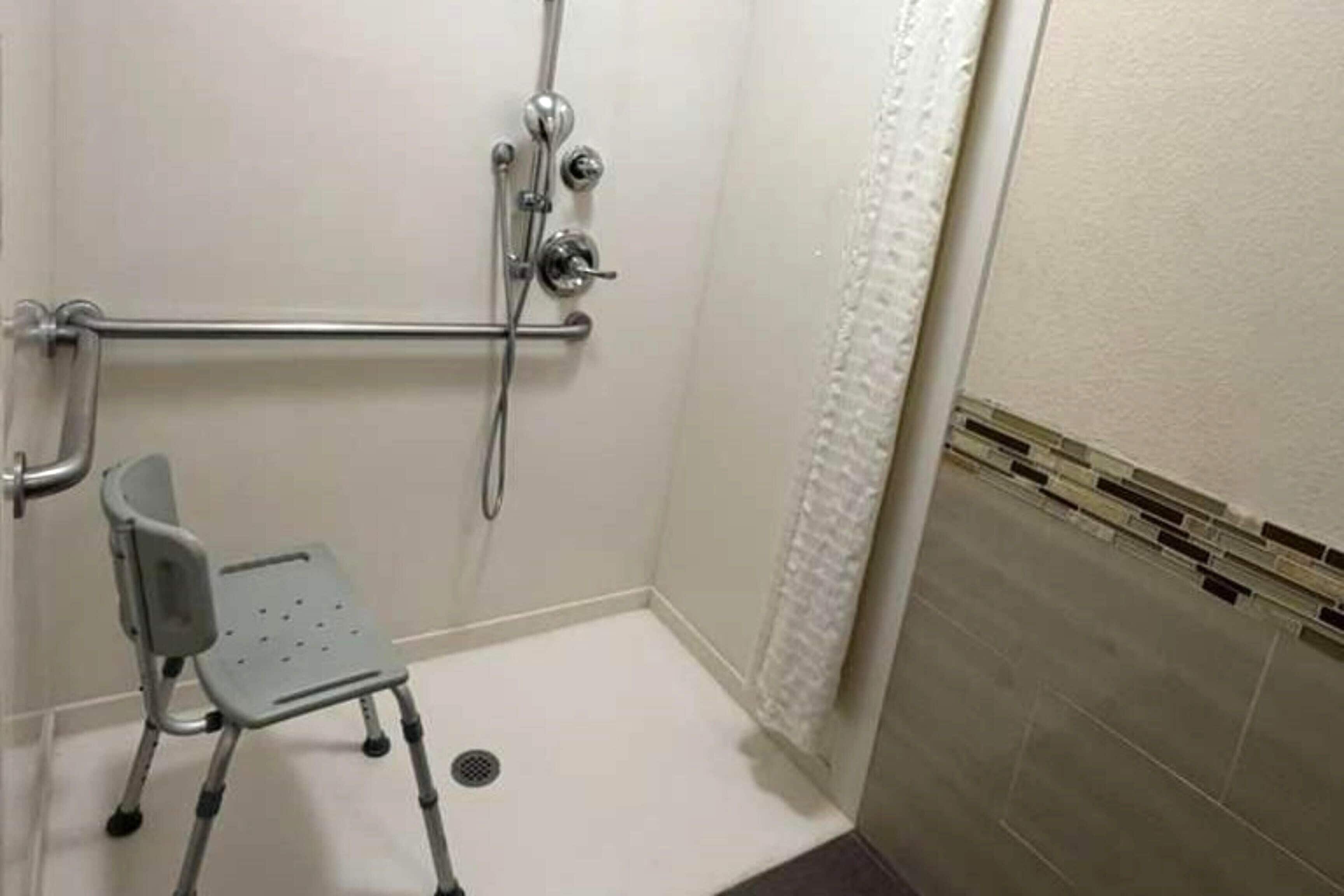 Suite, 1 Queen Bed, Non Smoking, Kitchenette | Bathroom | Free toiletries, hair dryer, towels, soap