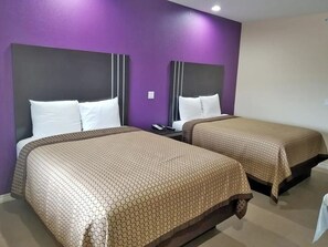 Minibar, desk, iron/ironing board, free WiFi - Scottish Inns & Suites Bay City, TX (Bay City)