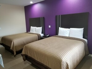 Pillow-top beds, desk, blackout curtains, soundproofing - Scottish Inns & Suites (Bay City)