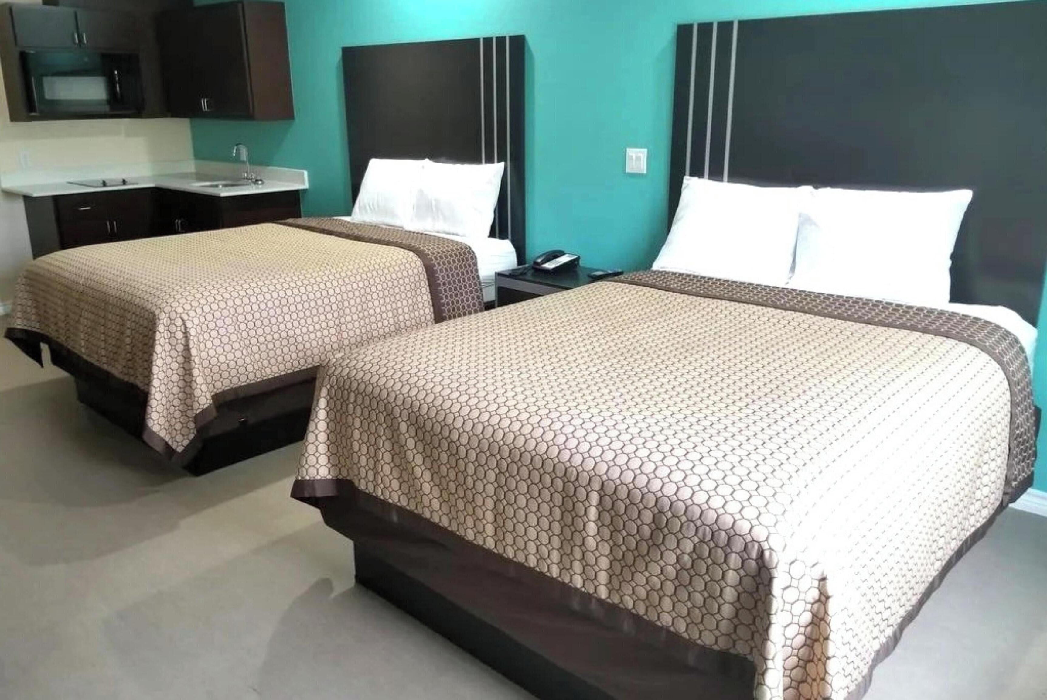 Een minibar, een bureau, een strijkplank/strijkijzer, gratis wifi