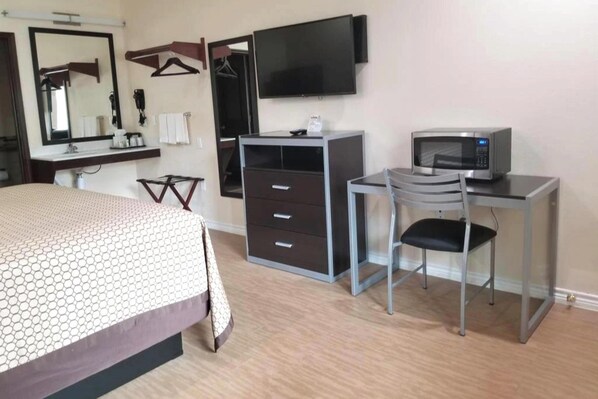 Minibar, desk, iron/ironing board, WiFi (free)