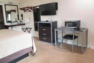 Minibar, escritorio, tabla de planchar con plancha y wifi gratis 