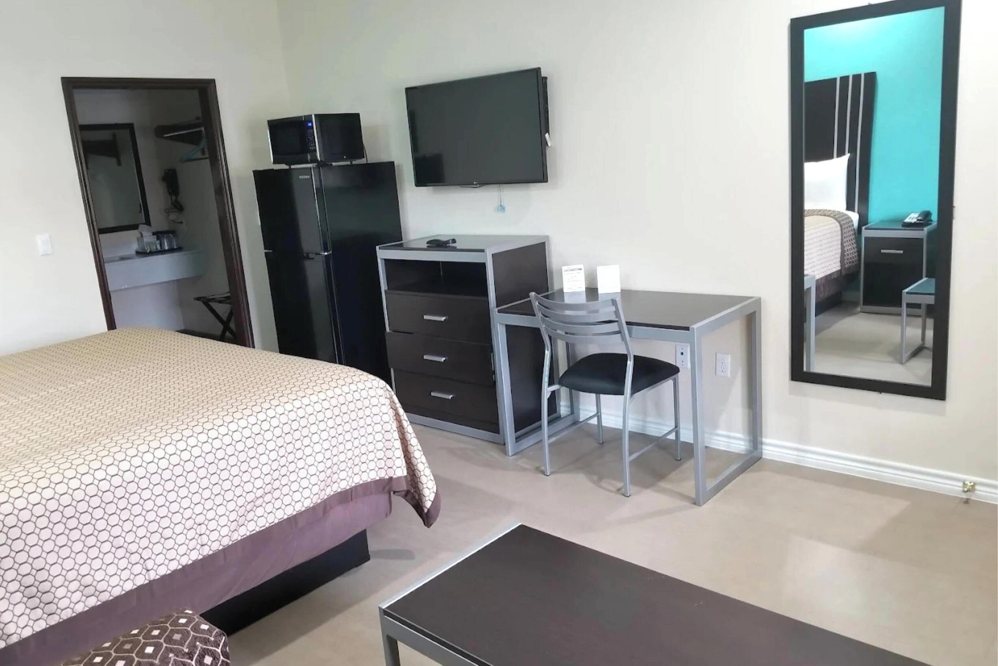 Minibar, desk, iron/ironing board, WiFi (free)