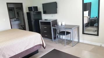 Een minibar, een bureau, een strijkplank/strijkijzer, gratis wifi