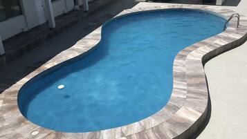 حمّام سباحة خارجي