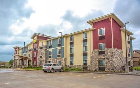 Front of property. My Place Hotel - Davenport/Quad Cities IA