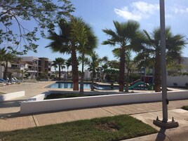 Una piscina al aire libre