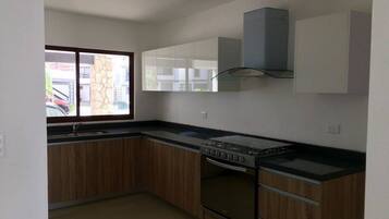 Familien-Stadtwohnung, 3 Schlafzimmer | Eigene Küche | Kühlschrank, Mikrowelle, Ofen, Herdplatte