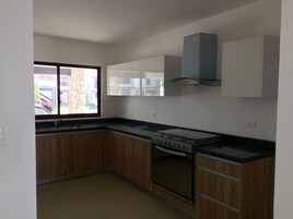Casa geminada família, 3 quartos | Cozinha privada | Geladeira, micro-ondas, fogão, cooktop