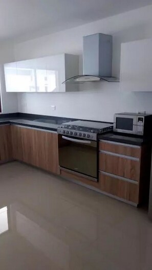 Casa de ciudad familiar, 3 habitaciones | Cocina privada | Refrigerador con congelador, microondas y parrilla de estufa 