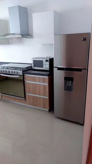 Familien-Stadtwohnung, 3 Schlafzimmer | Eigene Küche | Großer Kühlschrank, Mikrowelle, Herdplatte