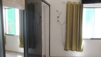 Suite 5 | Free WiFi, bed sheets