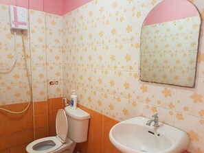 Standard Double Room | Baño | Ducha, artículos de higiene personal gratuitos y toallas