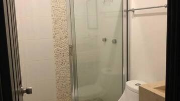 Family Townhome, 3 Bedrooms | Bathroom | Shower, towels