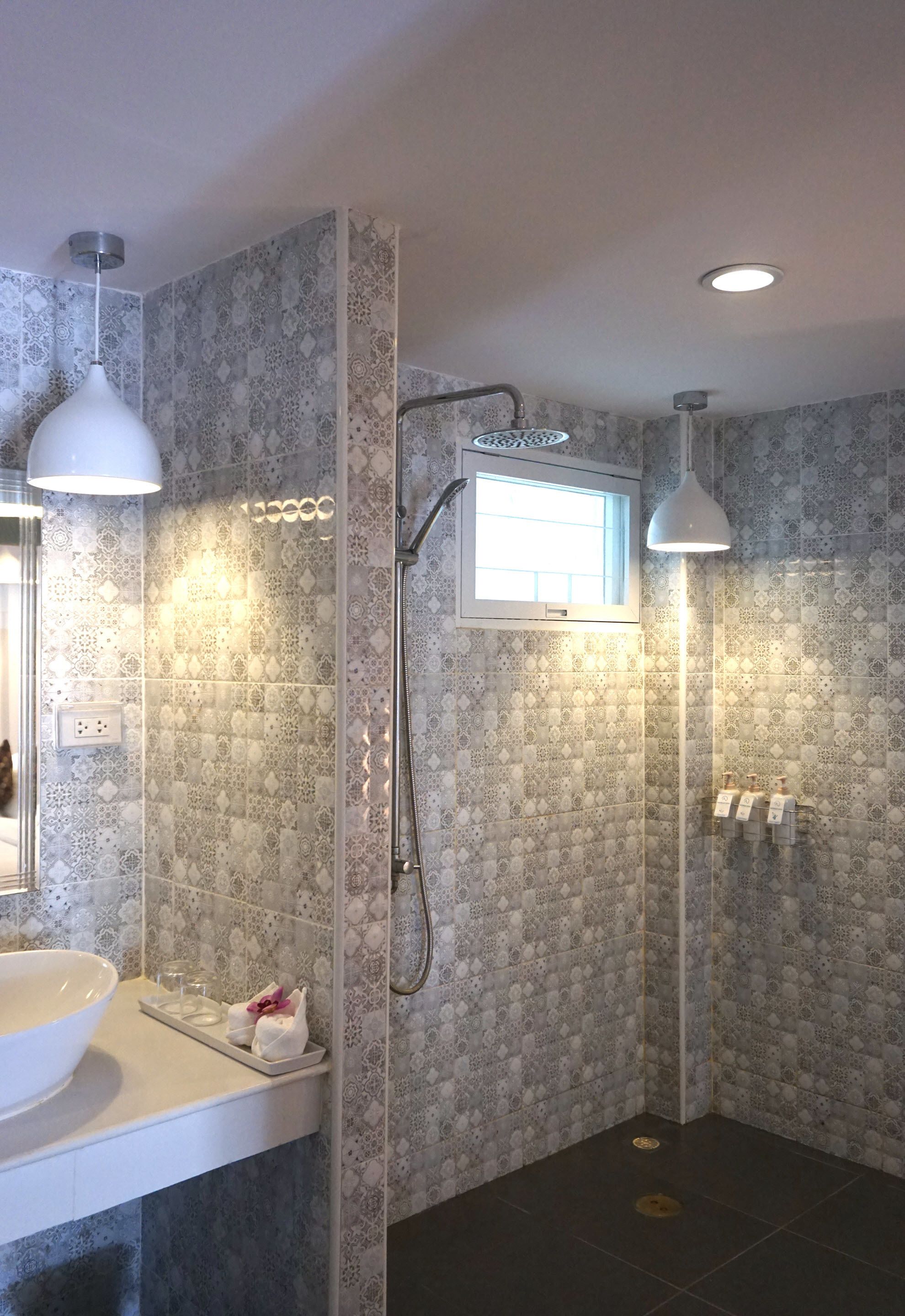 standard double room | bathroom shower