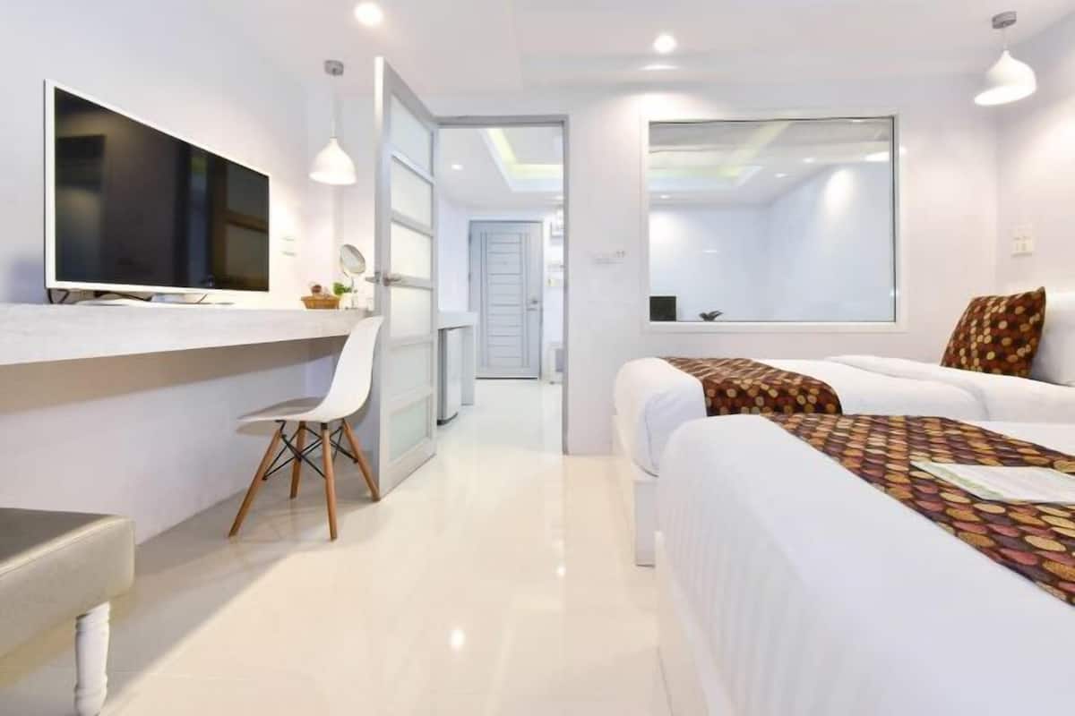 Minibar, in-room safe, rollaway beds, free WiFi