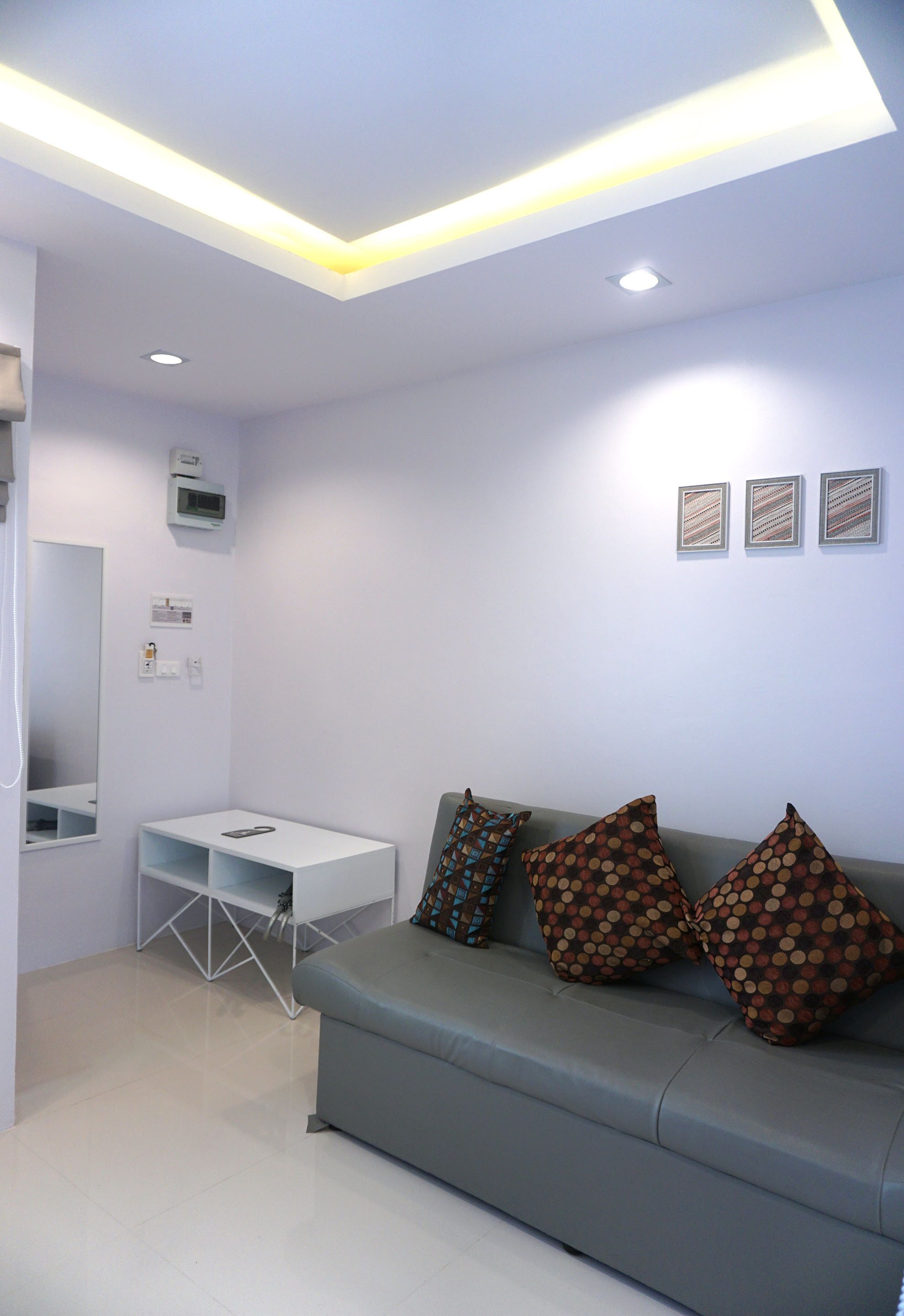 superior twin room | living area | flat-screen tv