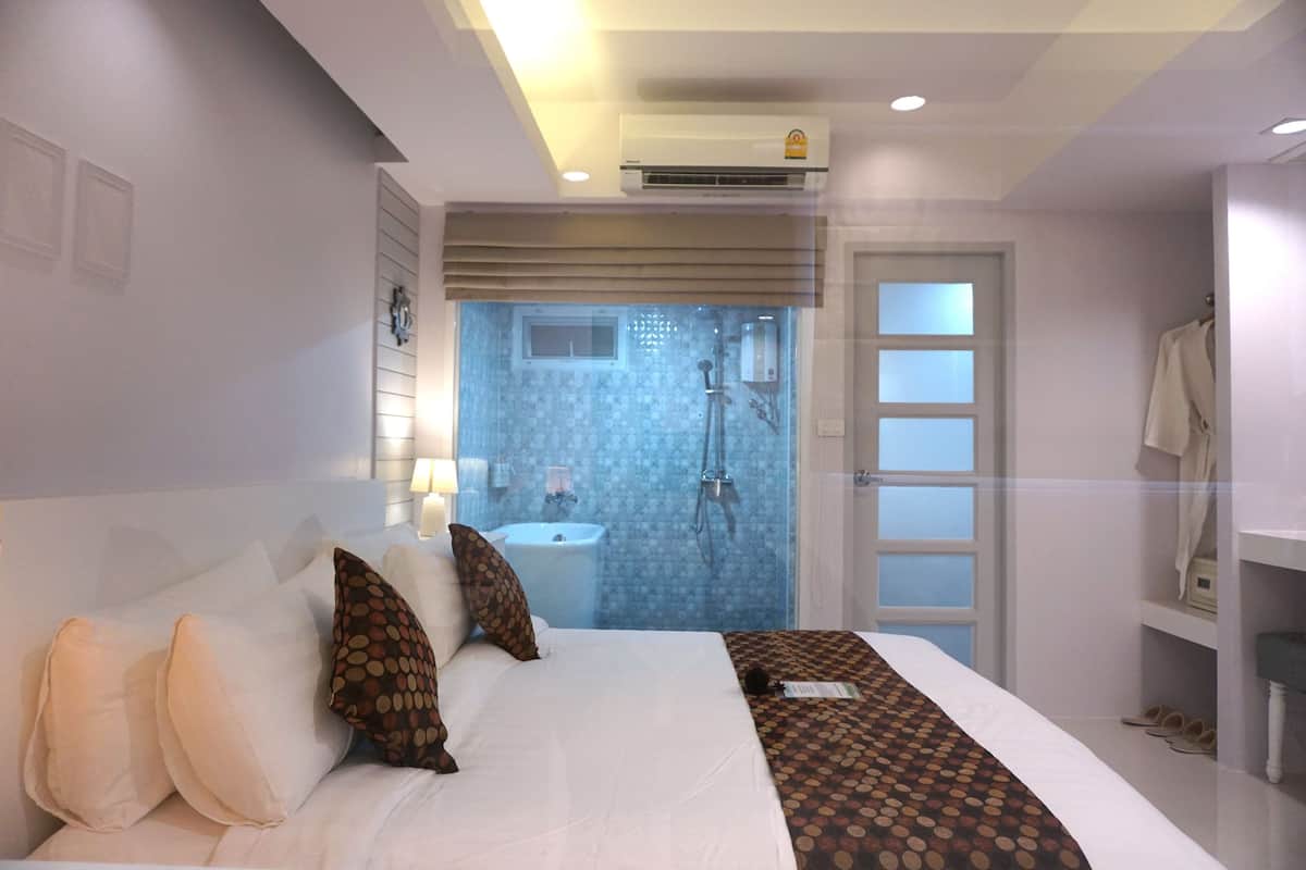 deluxe double room | minibar, in-room safe, rollaway beds, free wifi