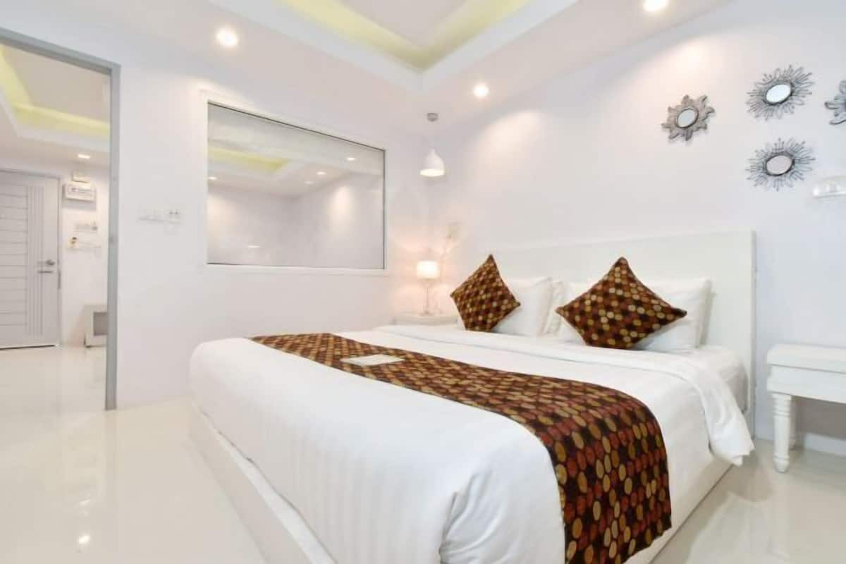 Minibar, in-room safe, rollaway beds, free WiFi