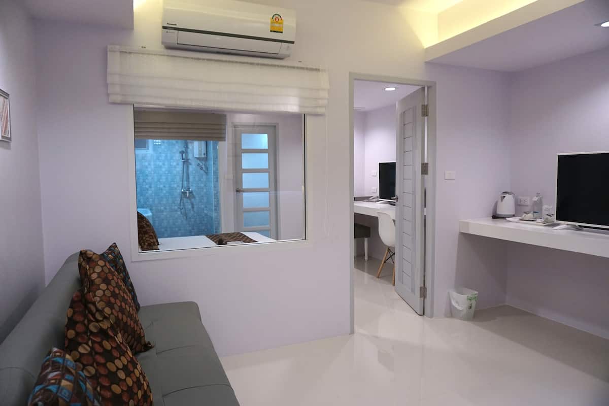 deluxe double room | living area | flat-screen tv