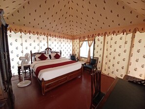 Luxury-Zimmer | Wohnbereich | 24-Zoll-Flachbildfernseher mit Kabelempfang, Fernseher
