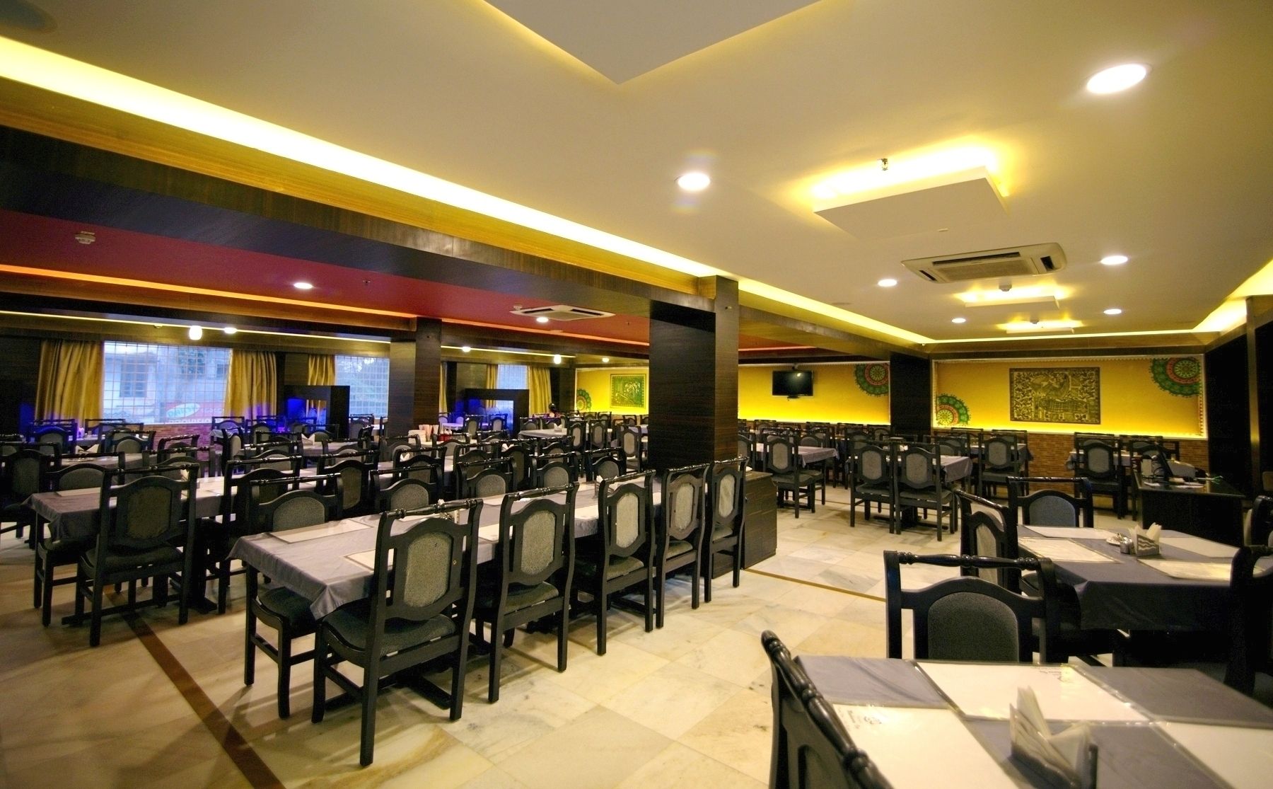 Breakfast, lunch, dinner served; international cuisine 