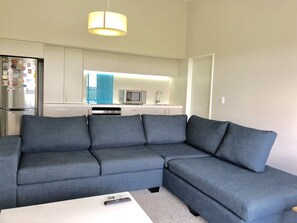 Townhouse, 2 kamar tidur, dapur | Area keluarga | Smart TV dan Netflix