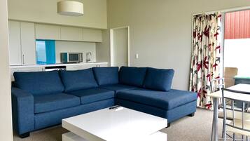 Townhome, 2 Bedrooms, Kitchen | Living area | Smart TV, Netflix