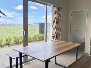 Family dining - Lovely Sunny Home Sweet Home (Christchurch)