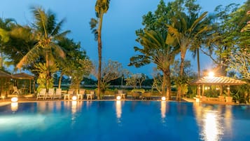 2 piscinas al aire libre, sombrillas, sillones reclinables de piscina