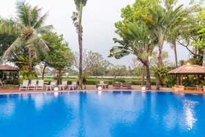 2 hồ bơi ngoài trời, dù/ô trên bãi biển/hồ bơi, ghế dài tắm nắng 