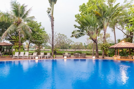 2 piscinas externas, funciona das 9h às 18h, guarda-sóis