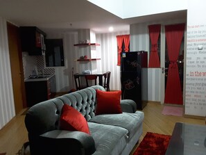 舒适公寓 (2 Bedrooms) | 起居区 | 32-英寸液晶电视 (配备有线频道)、电视