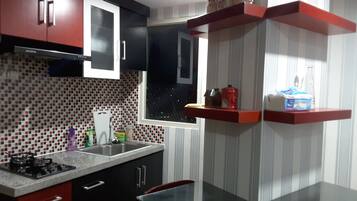 Apartemen Comfort (2 Bedrooms) | Dapur kecil pribadi | Lemari es, kompor, dan peralatan masak/sendok-piring